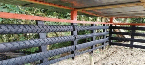 FOTOGRAFÍA 9. Bandas de rodamiento de llantas desechadas, reemplazan las reglillas o varetas de madera, cepas o bases de bambú o de guadua, de palma o de maderplast, atornilladas internamente sobre los postes de madera de los corrales. FUENTE: Corrales de llantas. Google, 2018.