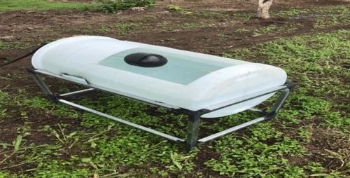 FOTOGRAFÍA 4b. Bebedero movible diseñado con un estañón, caneca, barril o tanque plástico con capacidad para 200 litros y con un flotador lateral, para mantener el nivel del agua. FUENTE: Imágenes sobre diseños de accesorios para corrales y animales.