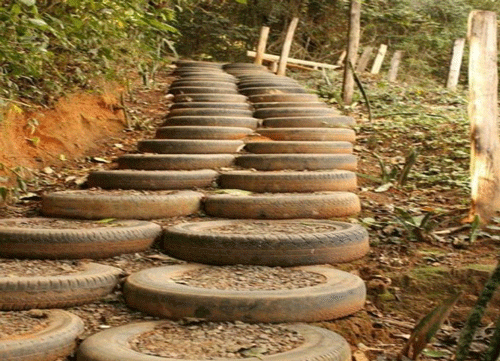 FOTOGRAFÍA 5a. Llantas desechadas semi - enterradas y rellenas con piedra pequeña y arena mezcladas en un camino sólido, estable y bien drenado para humanos y animales. FUENTE: Corrales de llantas. Google, 2018.