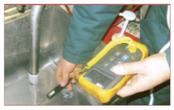 Figura 2. Comprobación de la temperatura del agua de lavado