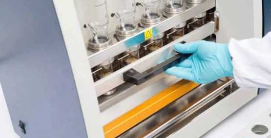 Con un método de crisol automatizado, un operario puede cargar literalmente un conjunto de hasta seis muestras, pulsar el botón de inicio e irse.