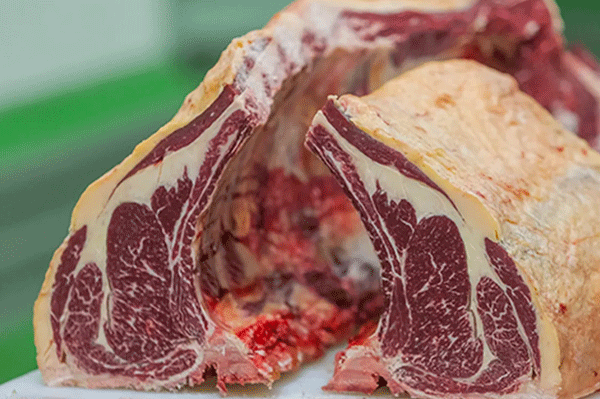 Bife de costilla con grasa “amarilla” de engorde a pasto. Foto: Frigoríficos Bandeira