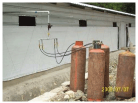Fig. 1b. Batería de tanques portáƟles con 1 regulador