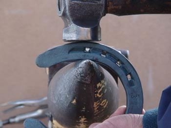 Secuencia de forjado de una herradura en frío - Image 6