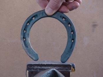 Secuencia de forjado de una herradura en frío - Image 8