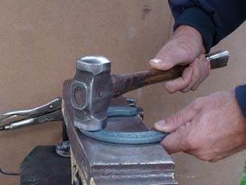 Secuencia de forjado de una herradura en frío - Image 11