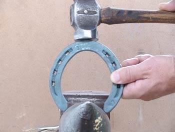 Secuencia de forjado de una herradura en frío - Image 13