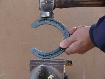 Secuencia de forjado de una herradura en frío - Image 14