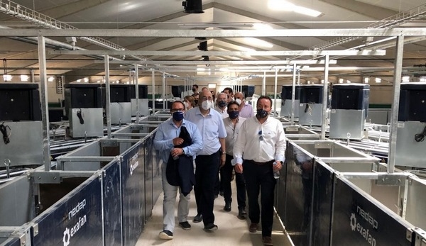España - Inauguran granja pionera en sistema digital de alimentación y diseño de espacios - Image 2