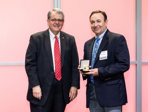 EE.UU. - El Dr. Daniel Perez, Profesor Distinguido de Investigación - Image 1