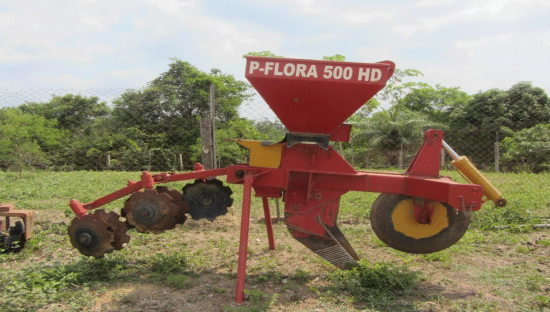 FOTOGRAFÍA 2. Renovador de pasturas con discos frontales, cinceles parabólicos, tolvas para fertilizantes y semillas y discos para tapado e incorporación de fertilizantes y semillas. FUENTE: Enrique Murgueitio, CIPAV.