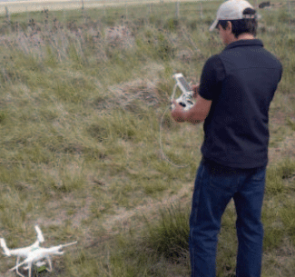 Figura 1 | (a) Despegue del Drone DJI Phantom utilizado para medir IVN en una pastura de agropiro alargado y (b) rastra Veris 3100 realizando el relevamiento de CEa en una pastura de festuca alta.