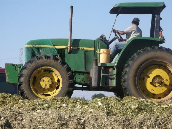 compacto de pastura para silo