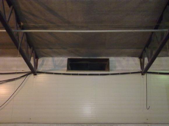 Sin necesidad de tubería para reparto de aire. Boca entrada aire en la nave de 100 x 30 cm