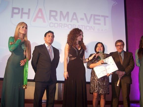 Agradeciendo a CONACO por el Premio Líder empresarial otorgado.