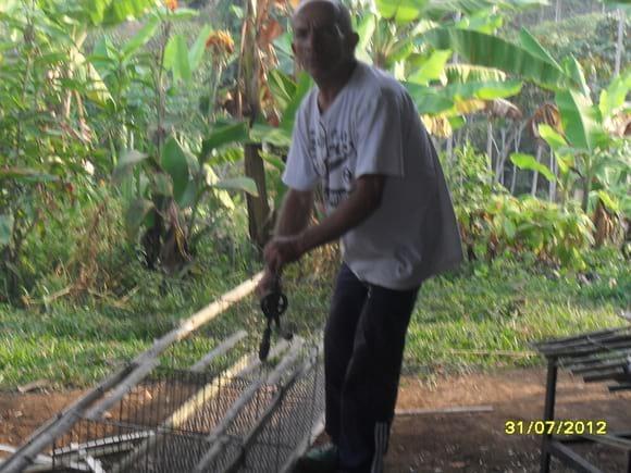 Fabricando las jaulas con reciclaje 1