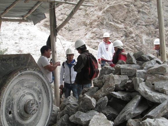 coordinando con los ingenieros para la Fabricación de Yeso Agrícola