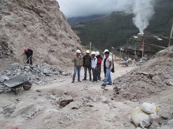 coordinando con los ingenieros para la Fabricación de Yeso Agrícola