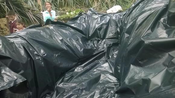 forrado con plastico de trinchera.