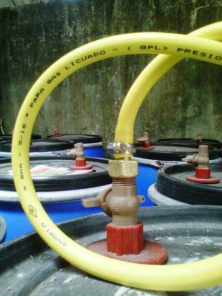 salida de gas combustible  obtenido en producción de biol