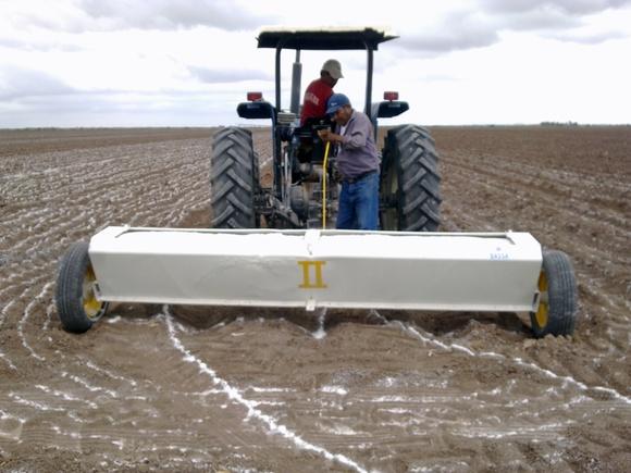 APLICACION  DE YESO AGRICOLA AL CAMPO