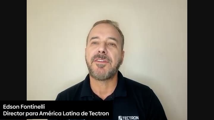 ¿Qué papel juega la proteasa en la salud intestinal de las aves, especialmente en fases iniciales?