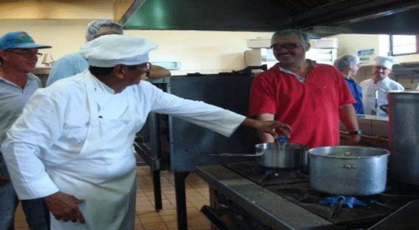 FIGURA 13. Estufa industrial operada con biogás producido con las aguas servidas provenientes del lavado de alimentos crudos, equipos, utensilios, vajilla, cubiertos, etc. en la cocina y con excretas humanas provenientes de los servicios sanitarios de las viviendas estudiantiles y de la cafetería. Cocina Institucional, Universidad EARTH, 2009. FUENTE: Raúl Botero Botero, 2015.