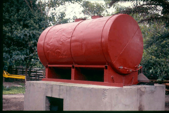 FOTOGRAFÍA 3. Tanque metálico de alta capacidad, para mezclar y almacenar el suplemento con urea (se observan los tubos en el fondo del tanque, por donde se introduce el aire comprimido). FUENTE: Botero, R. 1987. 