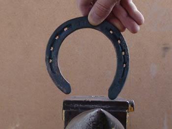 Secuencia de forjado de una herradura en frío - Image 10